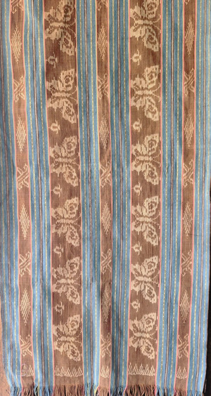 Kain tenun ikat warna alami motif kupu kupu