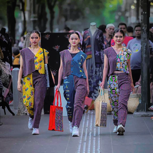 VEST LURIK PEREMPUAN BERKEBAYA