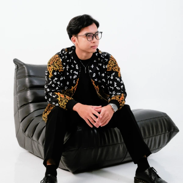 Jaket Bomber Batik Unisex Motif Aksara Pusparaga