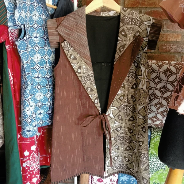 Outer Vest Batik Cap Wanita Asimetris - Gendis Series / Rompi Batik Cokelat Kekinian