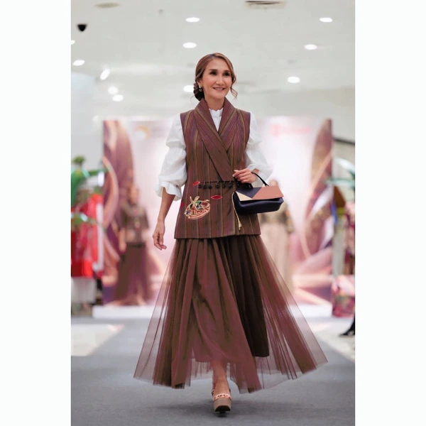 Rasyida Alam - Outer Baswara Lurik
