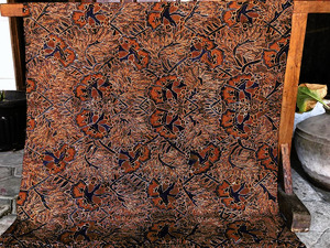 Kain Batik Motif Pramugari Latar Kembang Pacar