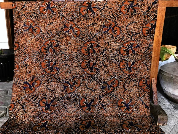 Kain Batik Motif Pramugari Latar Kembang Pacar
