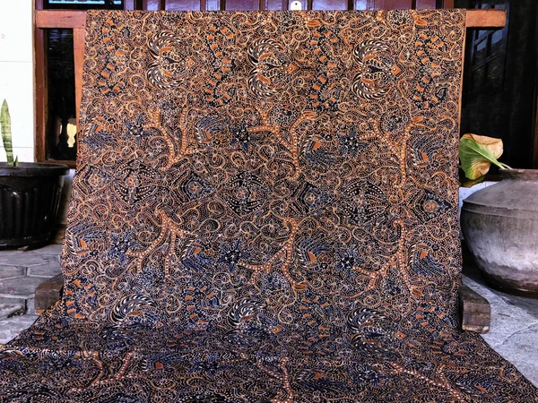 Kain Batik Motif Wahyu Tumurun Latar Kembang Pacar